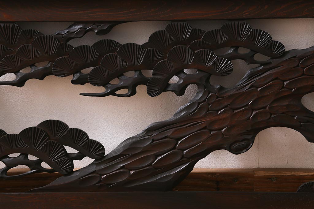 アンティーク建具　和製アンティーク　昭和中期　松に鷹　迫力ある彫りが見事な彫刻欄間(明かり取り、明り取り、建具)(R-041199)