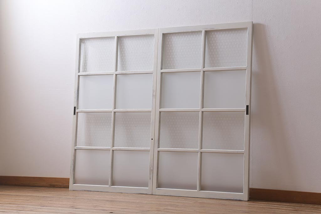 アンティーク建具　和製アンティーク　当店オリジナルガラス　麻の葉・すりガラス　シャビーなペイントが魅力的なガラス戸2枚セット(引き戸、建具)(R-041270)