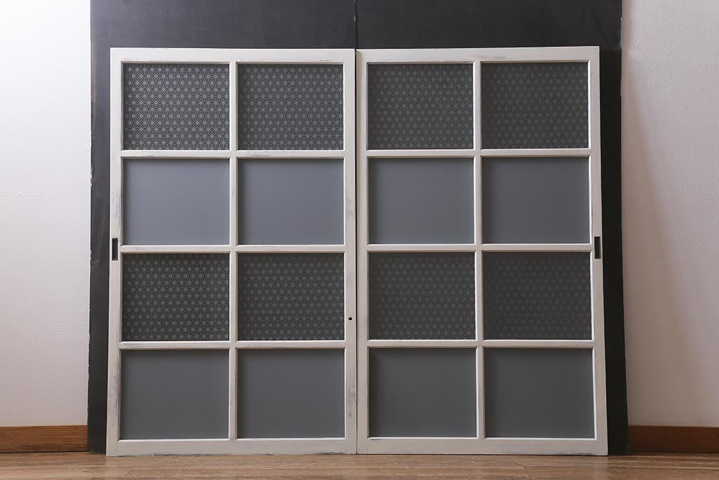 アンティーク建具　和製アンティーク　当店オリジナルガラス　麻の葉・すりガラス　シャビーなペイントが魅力的なガラス戸2枚セット(引き戸、建具)(R-041270)