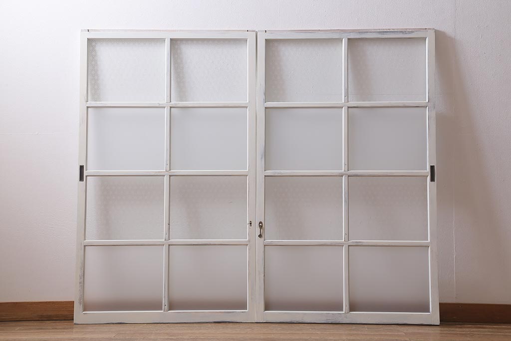 アンティーク建具　和製アンティーク　当店オリジナルガラス　麻の葉・すりガラス　シャビーなペイントが魅力的なガラス戸2枚セット(引き戸、建具)(R-041270)