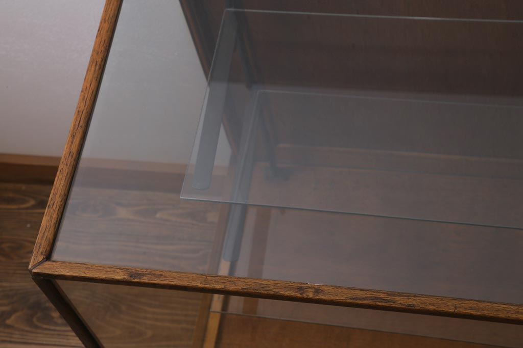 アンティーク家具　イギリスアンティーク　洗練された佇まいが魅力のガラスケース(ショーケース、陳列棚、飾り棚)(R-041273)