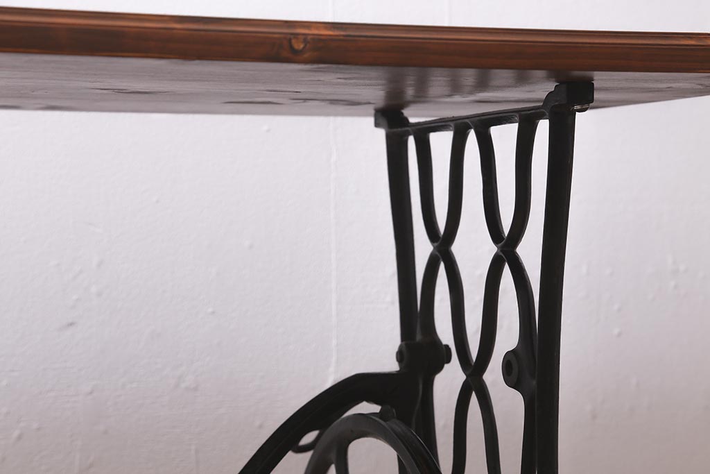 シンガー社(SINGER)　天板檜材　リメイク　レトロな雰囲気が魅力のミシンテーブル(シンガーミシン、サイドテーブル、カフェテーブル)(R-041275)