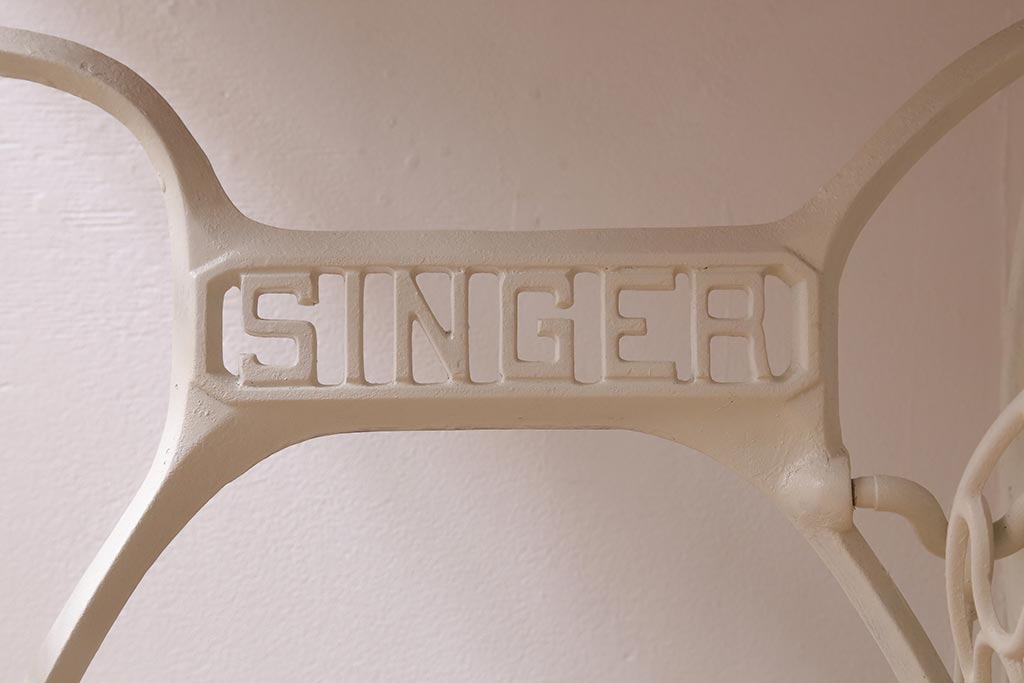 シンガー社(SINGER)　天板ヒノキ材　リメイク　ナチュラルインテリアにぴったりなミシンテーブル(シンガーミシン、サイドテーブル、カフェテーブル)(R-041276)
