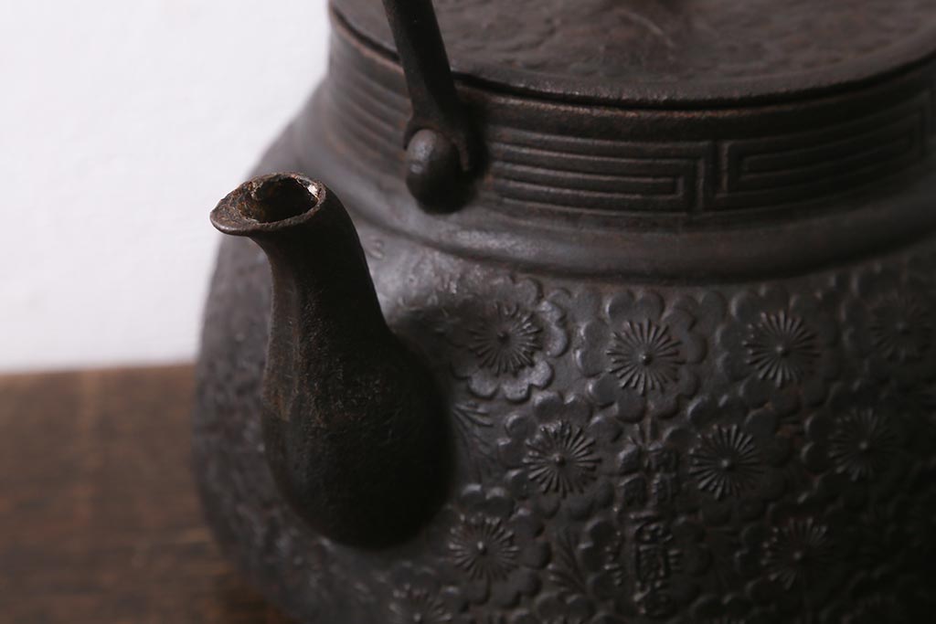 ビンテージ雑貨 桜模様 古い南部鉄瓶(鉄急須、茶道具)(R-041284