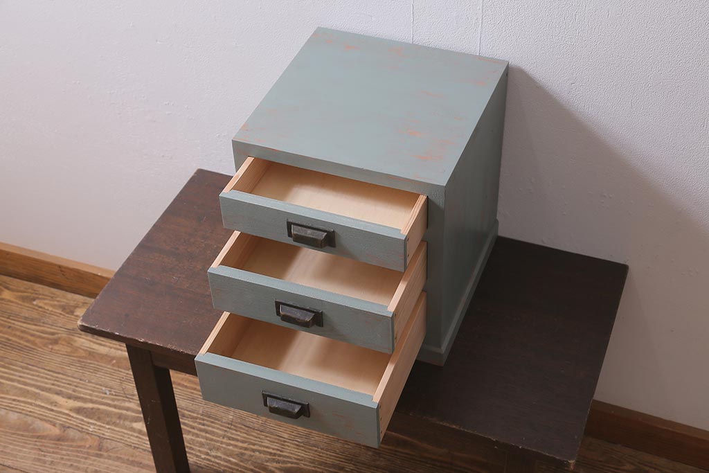 ラフジュ工房オリジナル　古金具リメイク　前板栗材　ヒノキ材　シャビーなペイント小引き出し(小物収納)(R-041355)