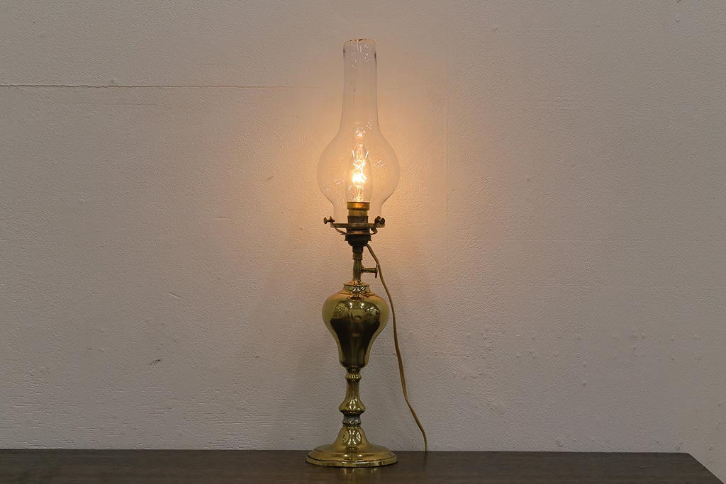 アンティーク照明　オイルランプ型　シンプルなデザインがおしゃれな真鍮製のテーブルランプ(スタンドライト)(R-041378)