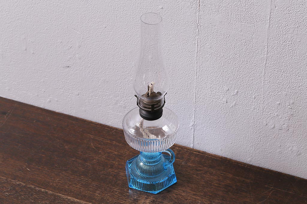 アンティーク雑貨　昭和レトロ　平芯3分芯　箱付き　ブルーのガラスが素敵なオイルランプ(照明、灯油ランプ)(R-041383)