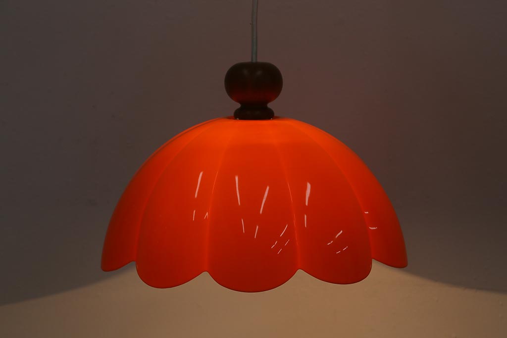 ビンテージ照明　レトロポップなデザインが愛らしいオレンジ色の吊り下げ照明(シェード、ペンダントライト、天井照明)(R-041414)