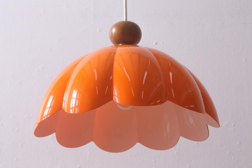 ビンテージ照明　レトロポップなデザインが愛らしいオレンジ色の吊り下げ照明(シェード、ペンダントライト、天井照明)(R-041414)