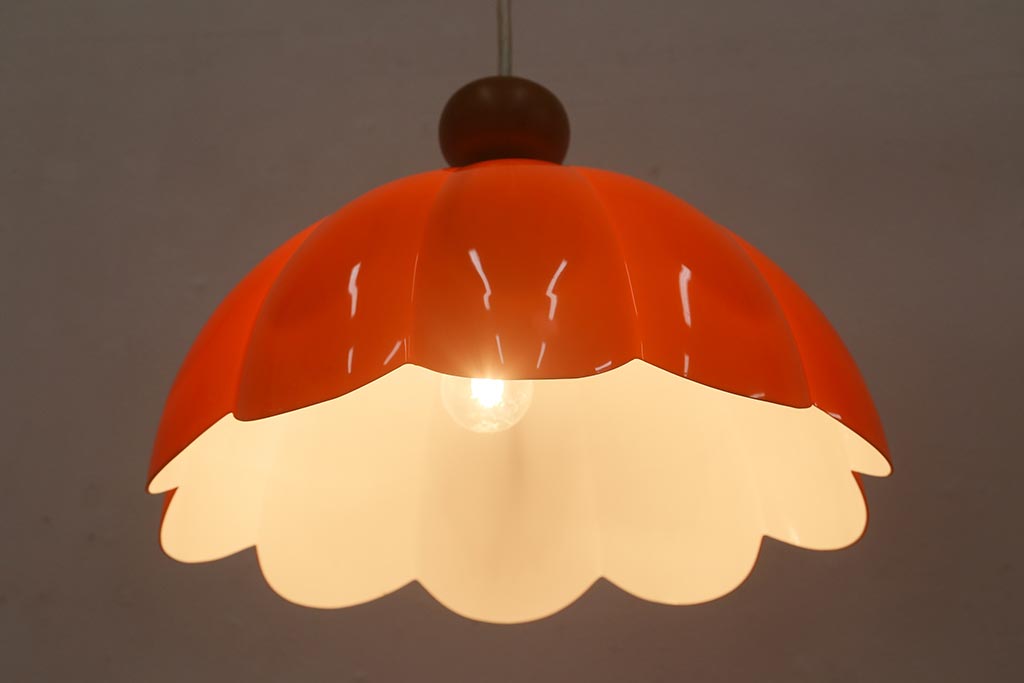 ビンテージ照明　レトロポップなデザインが愛らしいオレンジ色の吊り下げ照明(シェード、ペンダントライト、天井照明)(R-041415)