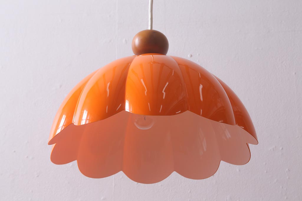 ビンテージ照明　レトロポップなデザインが愛らしいオレンジ色の吊り下げ照明(シェード、ペンダントライト、天井照明)(R-041415)