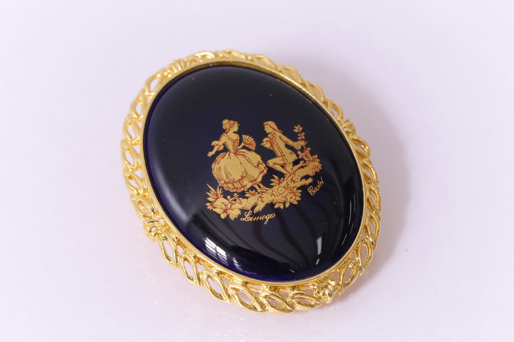 中古　フランス　LIMOGES CASTEL(リモージュキャッスル)　磁器製のシックなブローチ(アクセサリー)(R-041432)