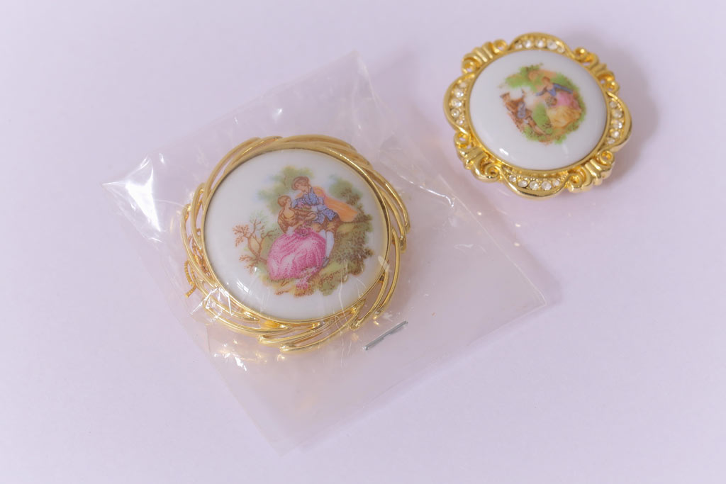 中古　フランス　LIMOGES CASTEL(リモージュキャッスル)　磁器製のブローチ2点セット(アクセサリー)(R-041433)