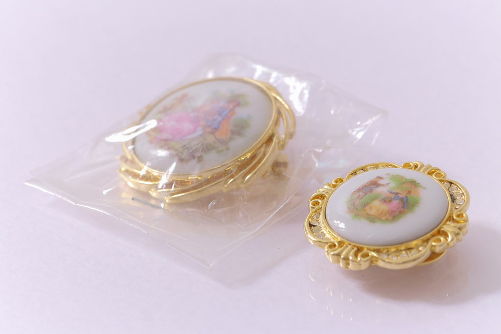 中古　フランス　LIMOGES CASTEL(リモージュキャッスル)　磁器製のブローチ2点セット(アクセサリー)(R-041433)