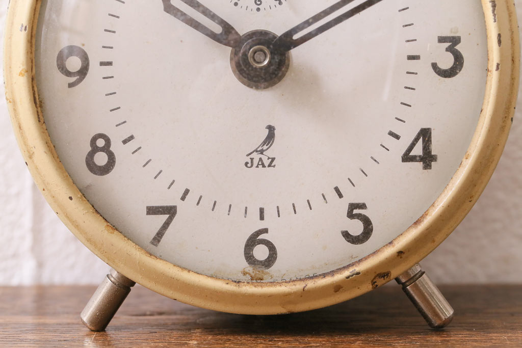 ジャンク品　アンティーク雑貨　フランスヴィンテージ　JAZ社　レトロな風合いが魅力の目覚まし時計(置時計、枕時計、ビンテージ)(R-041549)