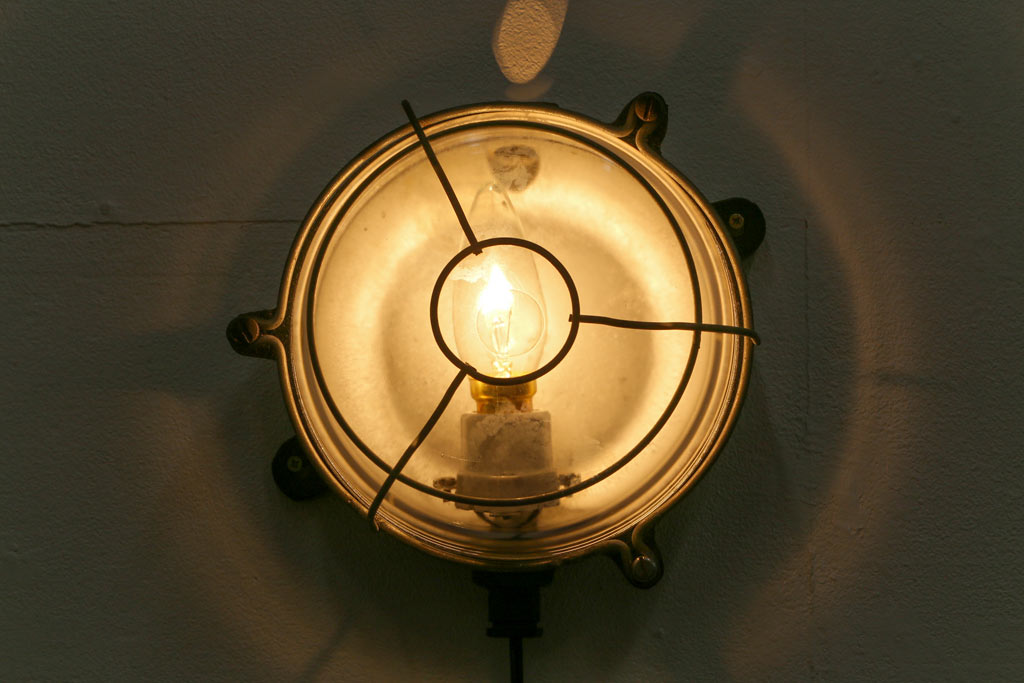 ヴィンテージ雑貨　フランスビンテージ　インダストリアルなカプセルランプ(ウォールランプ、壁付け、壁掛け照明)(R-041553)