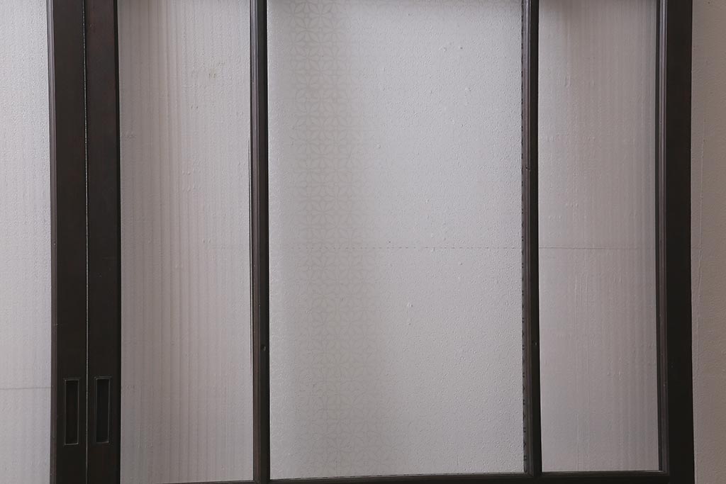 アンティーク建具　上手物!　腰板ケヤキ材・玉杢　ダイヤガラス・モールガラス・当店オリジナルガラス　凝った意匠が目を引く上品なガラス戸2枚セット(引き戸)(R-041579)