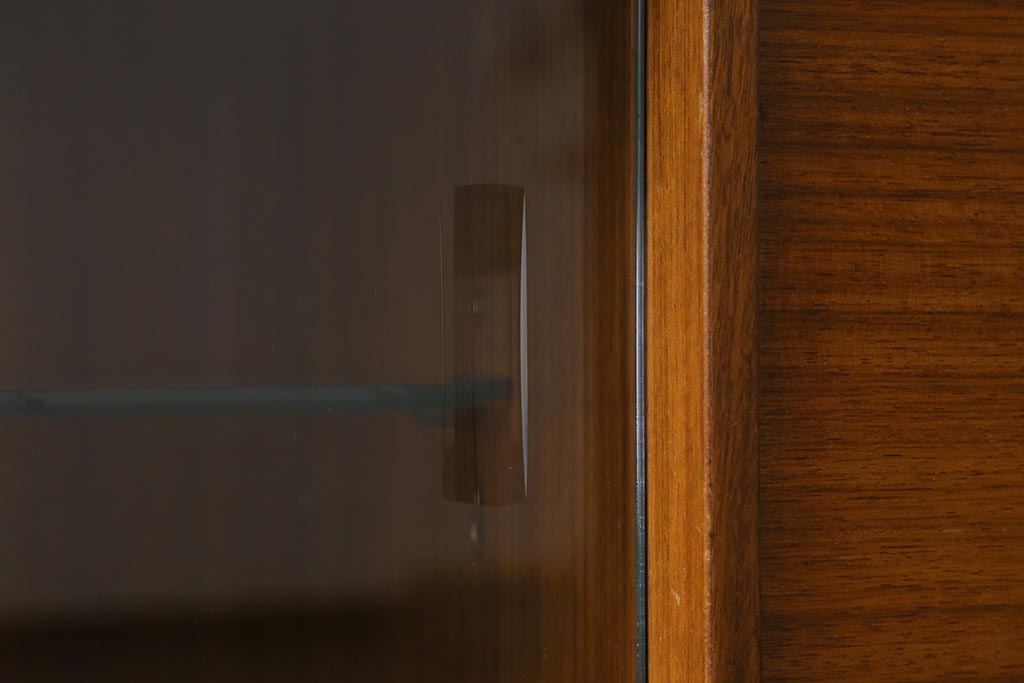 ヴィンテージ家具　北欧スタイル　G-PLAN(ジープラン)　ガラス戸　スタイリッシュな佇まいのサイドボード(サイドキャビネット、収納棚、ビンテージ)(R-041587)