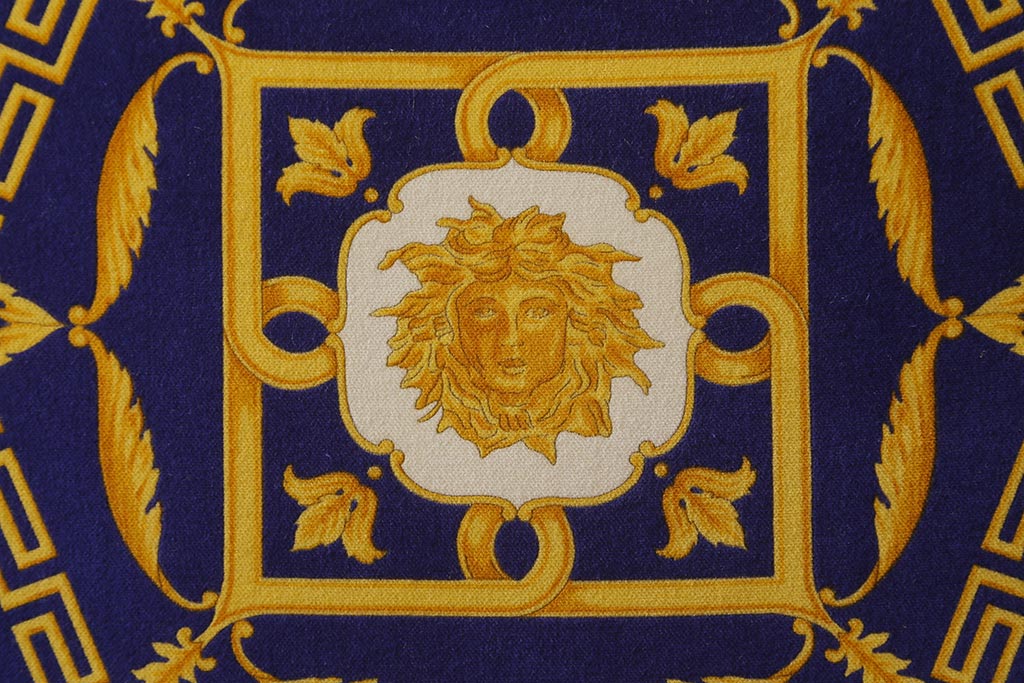 中古　イタリア　VERSACE(ヴェルサーチ)　スリーシーターソファ(三人掛け、3人掛け、トリプルソファ)(定価約180万円)(R-041591)