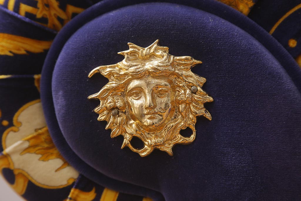 中古　イタリア　VERSACE(ヴェルサーチ)　スリーシーターソファ(三人掛け、3人掛け、トリプルソファ)(定価約180万円)(R-041591)