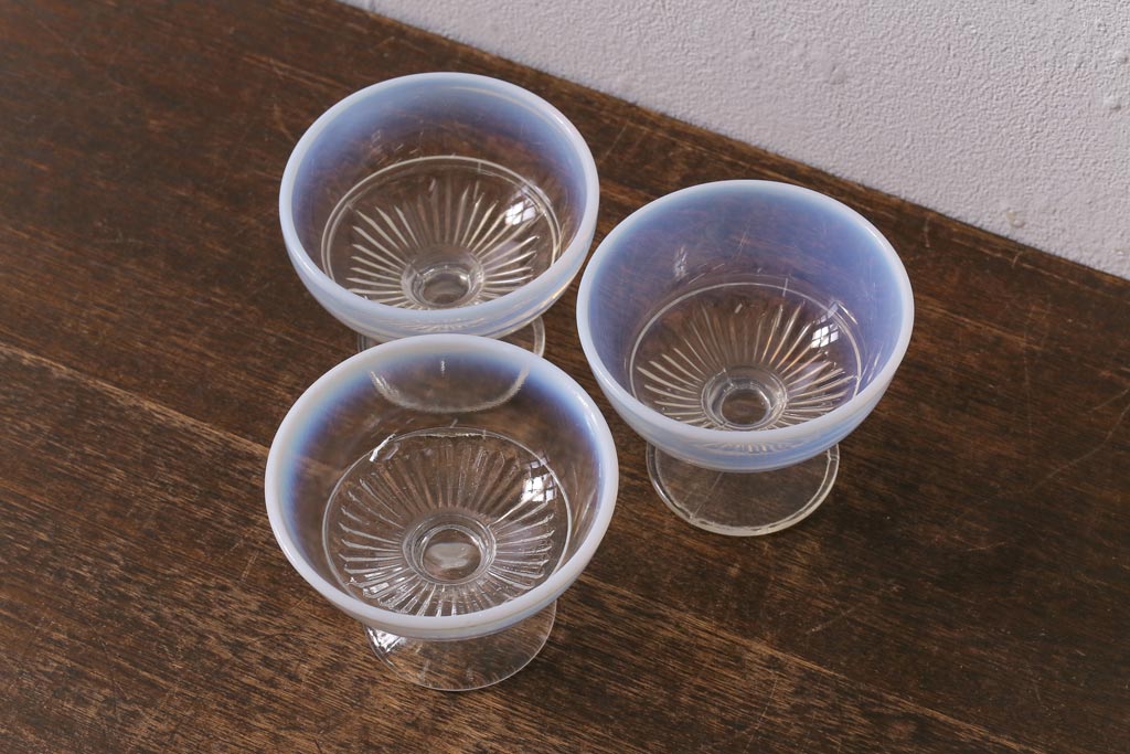 レトロ雑貨　昭和レトロ　コレクションにもぴったりなプレスガラスの乳白暈し氷コップ3個セット(プレスガラス)(R-041616)