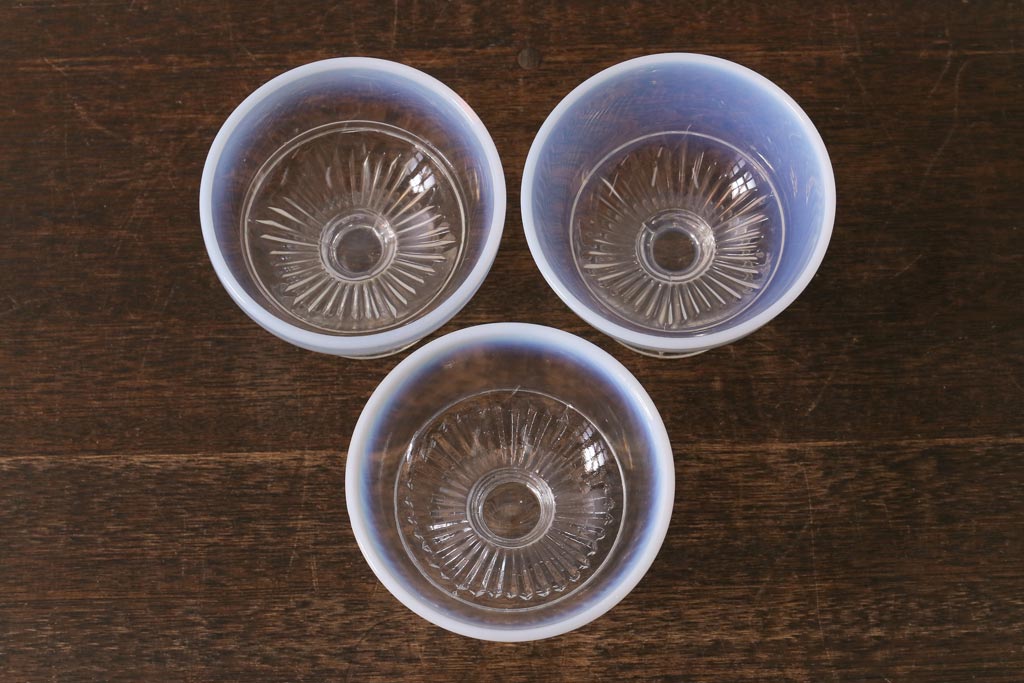 レトロ雑貨　昭和レトロ　コレクションにもぴったりなプレスガラスの乳白暈し氷コップ3個セット(プレスガラス)(R-041616)