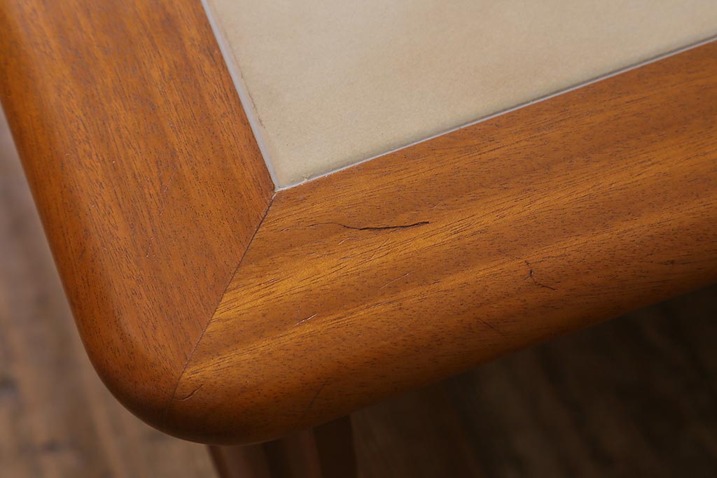 北欧ビンテージ　レトロなタイルトップが目を引くセンターテーブル(コーヒーテーブル、ローテーブル)(R-041653)