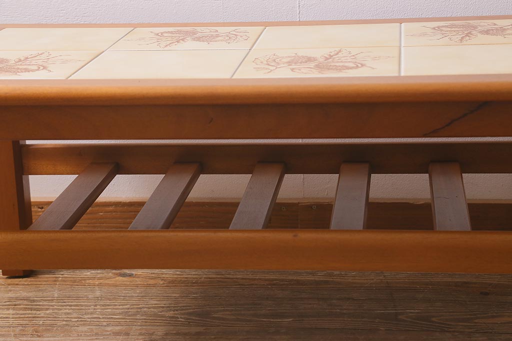 北欧ビンテージ　レトロなタイルトップが目を引くセンターテーブル(コーヒーテーブル、ローテーブル)(R-041653)
