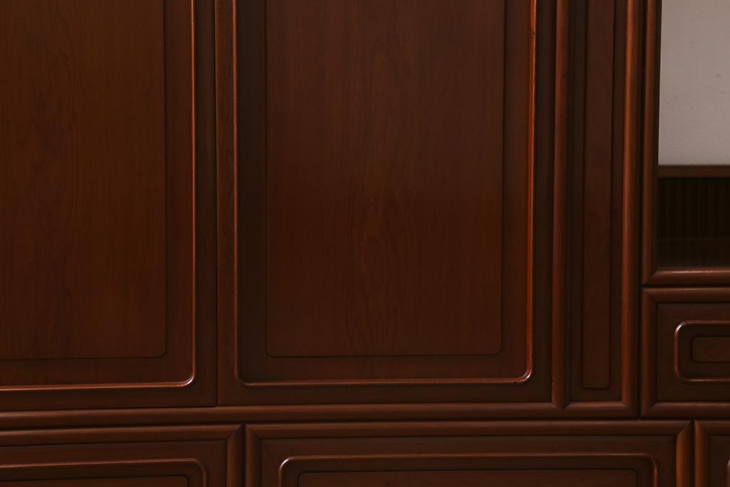 中古　指物家具　高級杉材使用　総無垢材　秋田杉　国産　高級感漂う上質な茶棚(飾り棚、収納棚)(R-041691)