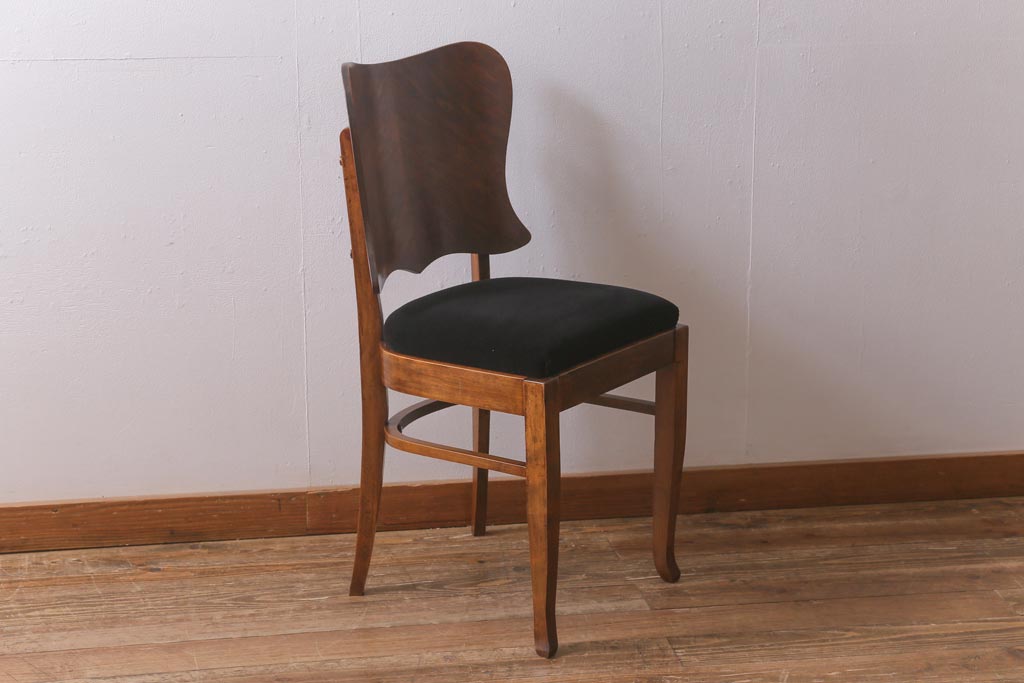アンティーク家具　イギリスアンティーク　Lloyd's Antiques(ロイズ・アンティークス)　オーク材　洗練されたデザインが目を引くダイニングチェア(椅子)(R-041722)