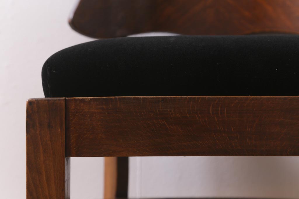 アンティーク家具　イギリスアンティーク　Lloyd's Antiques(ロイズ・アンティークス)　オーク材　洗練されたデザインが目を引くダイニングチェア(椅子)(R-041722)