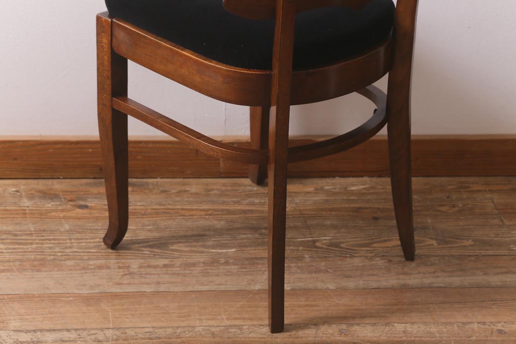 アンティーク家具　イギリスアンティーク　Lloyd's Antiques(ロイズ・アンティークス)　オーク材　洗練されたデザインが目を引くダイニングチェア(椅子)(R-041724)