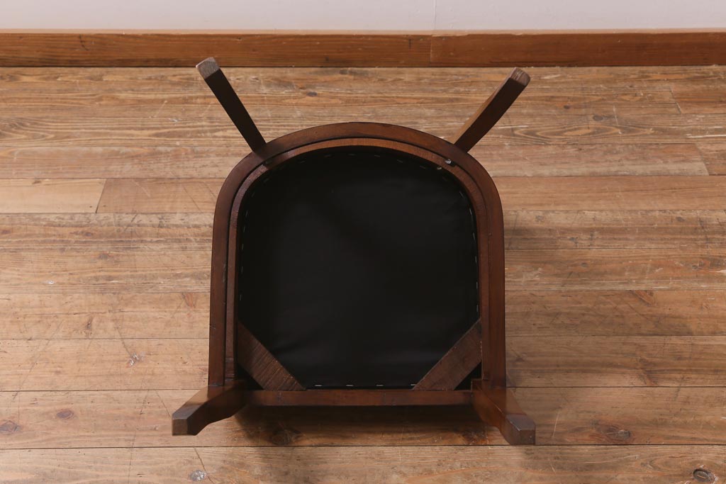 アンティーク家具　イギリスアンティーク　Lloyd's Antiques(ロイズ・アンティークス)　オーク材　洗練されたデザインが目を引くダイニングチェア(椅子)(R-041724)
