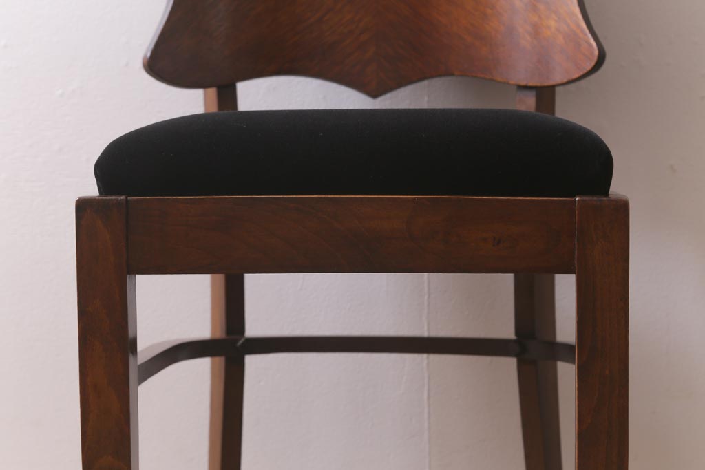 アンティーク家具　イギリスアンティーク　Lloyd's Antiques(ロイズ・アンティークス)　オーク材　洗練されたデザインが目を引くダイニングチェア(椅子)(R-041725)