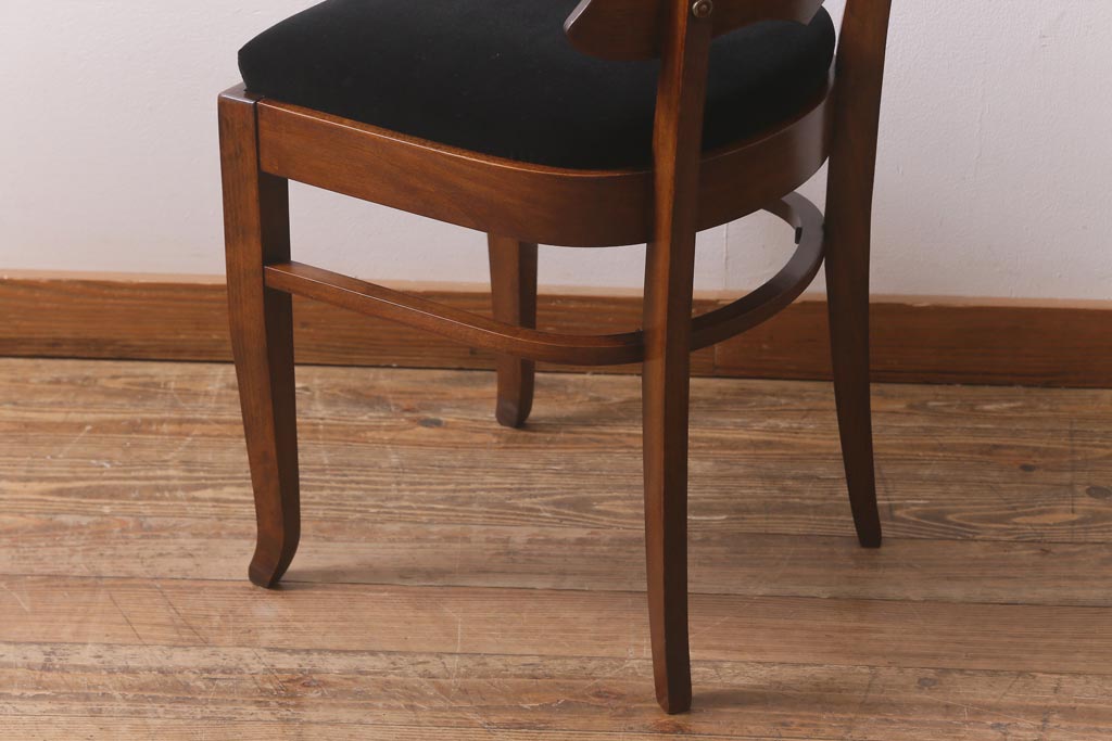 アンティーク家具　イギリスアンティーク　Lloyd's Antiques(ロイズ・アンティークス)　オーク材　洗練されたデザインが目を引くダイニングチェア(椅子)(R-041725)