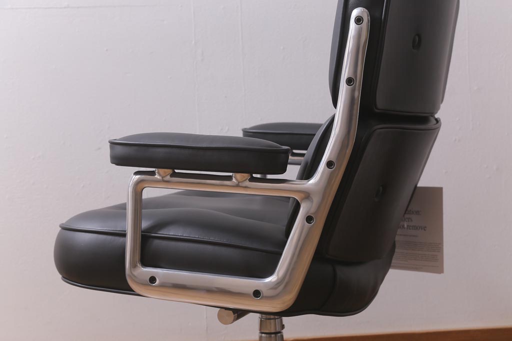 中古　展示美品　Hermanmiller(ハーマンミラー社)　イームズ　エグゼクティブチェア(定価約61万円)(アームチェア、オフィスチェア、椅子)(R-041730)