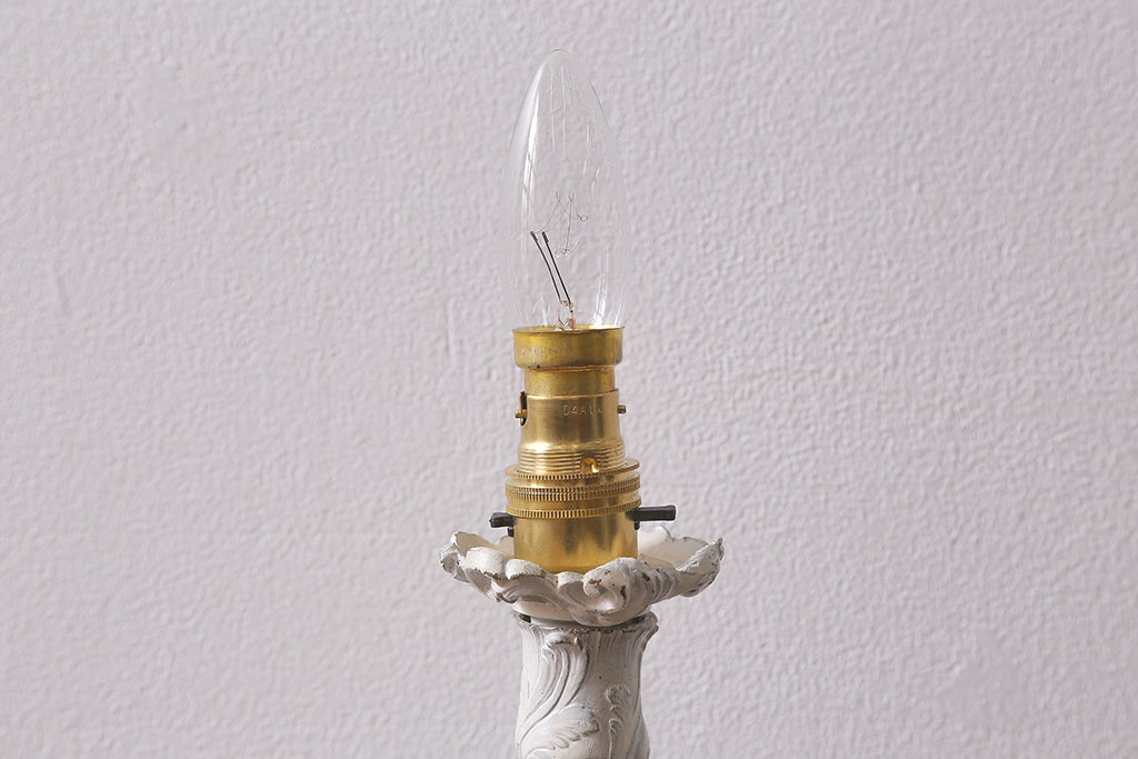 ヴィンテージ照明　フランスビンテージ　エレガントな彫りとフォルムが美しいテーブルランプ(卓上照明、卓上ランプ、スタンドライト)(R-041756)