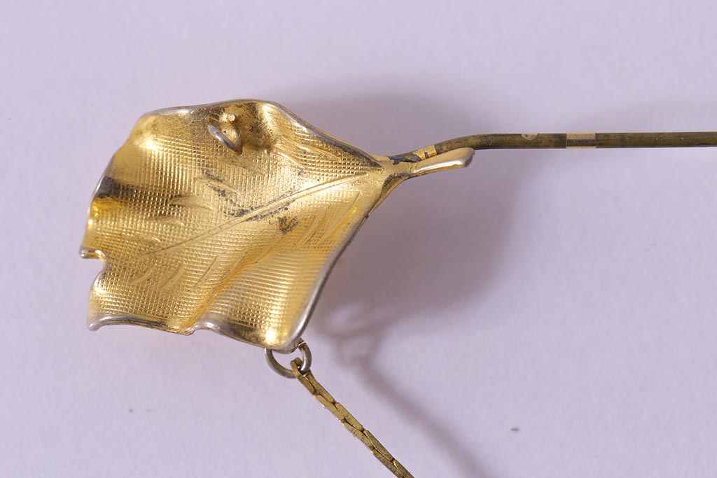 ヴィンテージ雑貨　昭和期　リーフのモチーフが上品なブローチ(アクセサリー、ビンテージ)(R-041768)