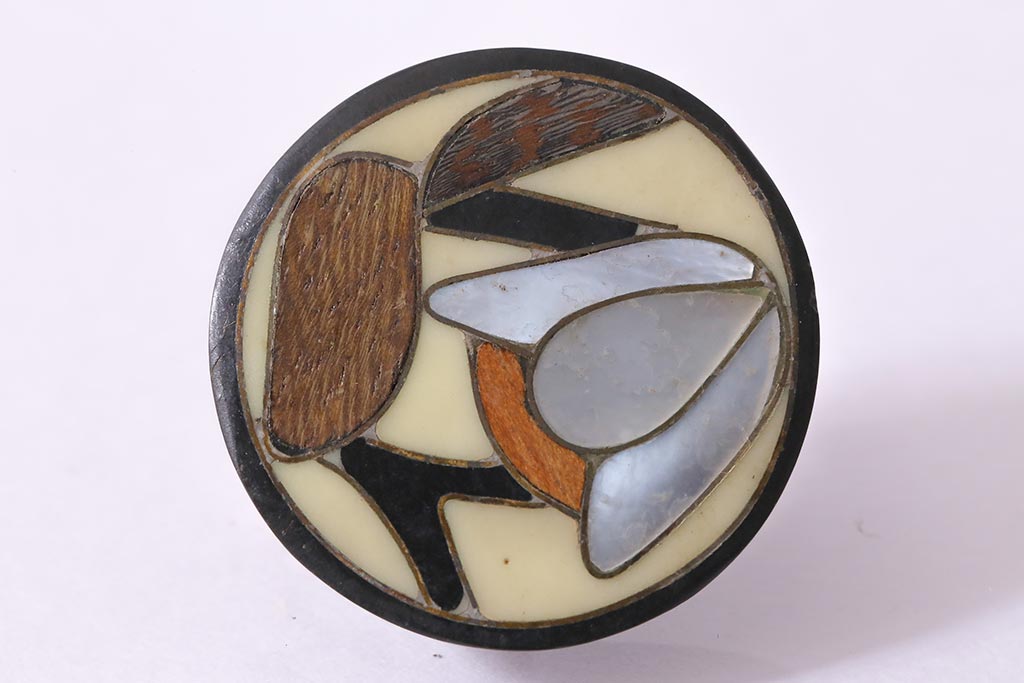 ヴィンテージ雑貨　木と貝の象嵌細工が施された丸型の可愛らしいイヤリング(アクセサリー、ビンテージ)(R-041775)