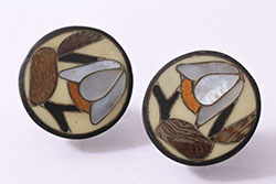 ヴィンテージ雑貨　木と貝の象嵌細工が施された丸型の可愛らしいイヤリング(アクセサリー、ビンテージ)(R-041775)