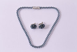 フランス　BALMAIN(バルマン)　大人の雰囲気漂うブルーのアクセサリーセット(イヤリング、ネックレス)(R-041790)