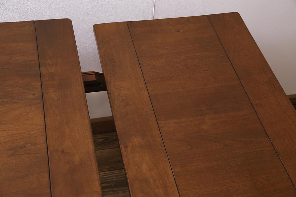 ヴィンテージ家具　海外輸入家具　バーチ材　猫足が優雅な印象を与えるダイニングテーブル(エクステンションテーブル、ビンテージ)(R-041845)