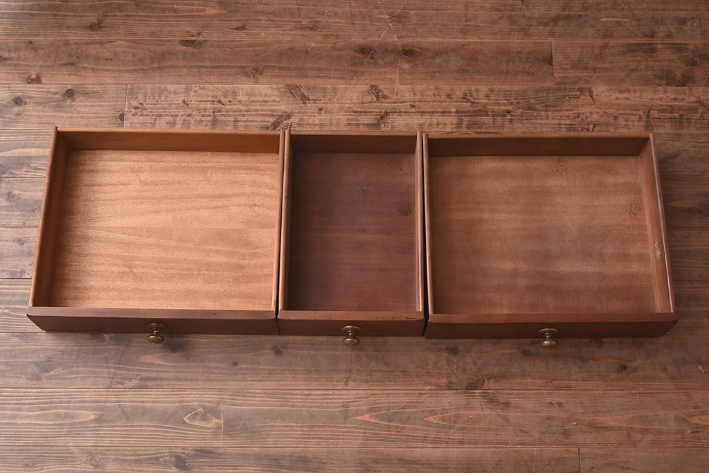 在庫未使用品　IDC大塚家具　ヘンレドン(HENREDON)　2000-22　アンティーク調　ダウンライト付き　ゆらゆらガラス入りのキャビネット(食器棚、飾り棚)(定価約85万円)(R-041854)