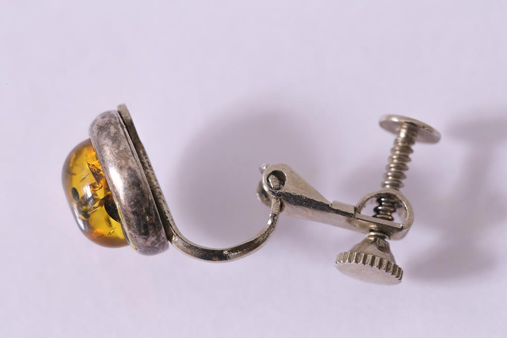 ヴィンテージ　昭和期　琥珀色のストーンがアクセントのシルバーイヤリング(アクセサリー、ビンテージ)(R-041938)