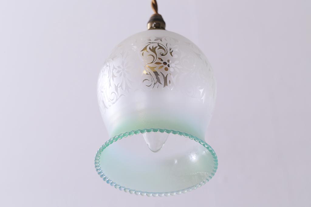 ヴィンテージ照明　フランスビンテージ　フロストガラス　優美なデザインが印象的なガラスシェードのペンダントライト(天井照明、シェード)(R-041945)