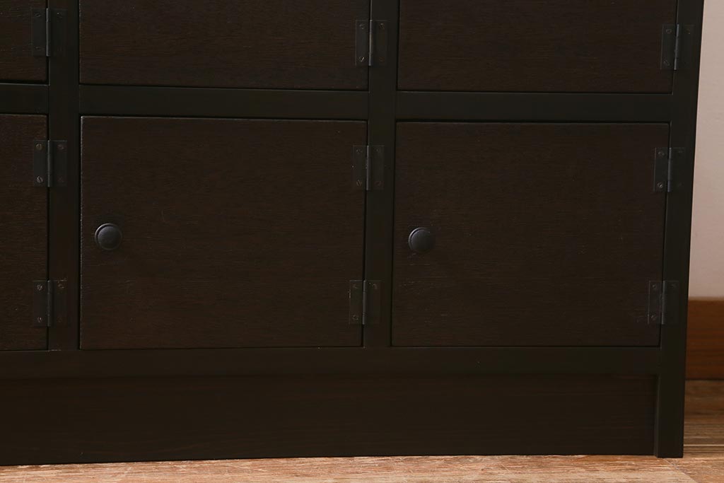 ラフジュ工房オリジナル　古材リメイク　落ち着いた色合いの扉付きマス目棚・右開き(収納棚、ロッカー、下駄箱)(R-042005)