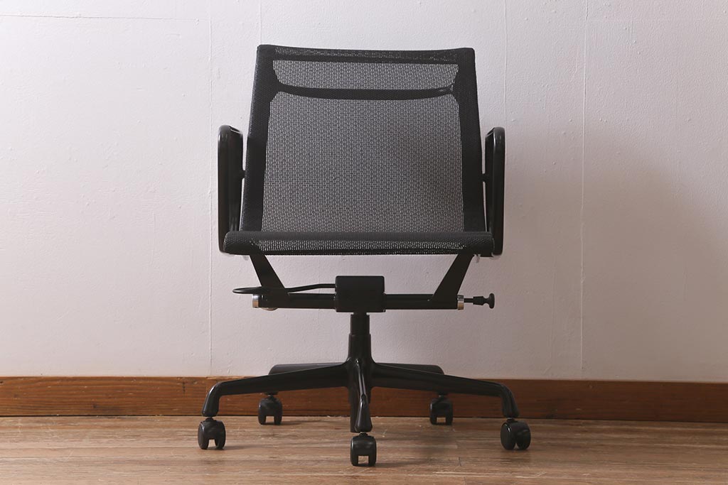 中古　Hermanmiller(ハーマンミラー社)　イームズアルミナムグループ　マネジメントチェア　キャスター付(定価約26万円)(椅子、アームチェア、オフィスチェア)(R-042007)