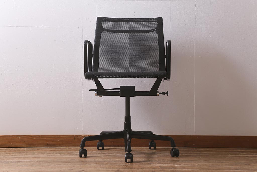 中古　Hermanmiller(ハーマンミラー社)　イームズアルミナムグループ　マネジメントチェア　キャスター付(定価約26万円)(椅子、アームチェア、オフィスチェア)(R-042007)