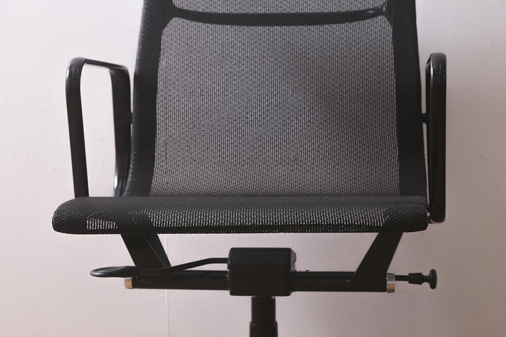 中古　Hermanmiller(ハーマンミラー社)　イームズアルミナムグループ　マネジメントチェア　キャスター付(定価約26万円)(椅子、アームチェア、オフィスチェア)(R-042007)