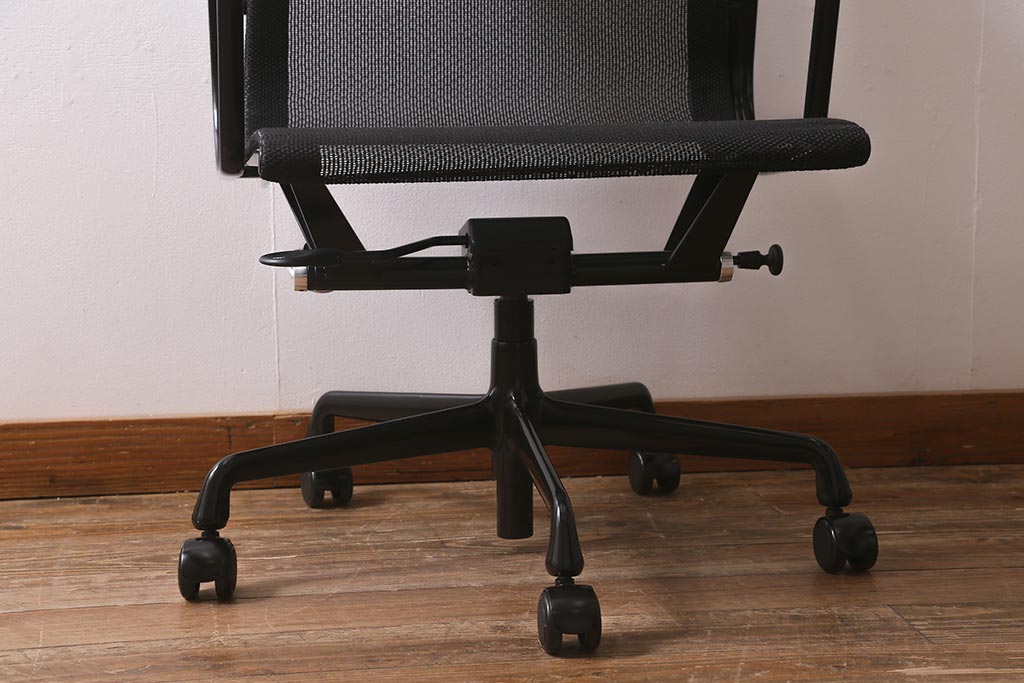 中古　Hermanmiller(ハーマンミラー社)　イームズアルミナムグループ　マネジメントチェア　キャスター付(定価約26万円)(椅子、アームチェア、オフィスチェア)(R-042007)